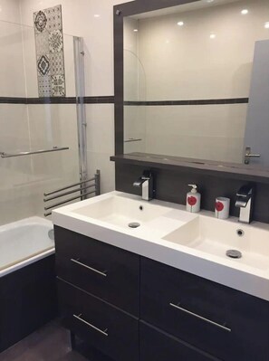 Ensemble baignoire-douche, serviettes fournies, papier de toilette
