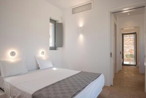 7 bedrooms, in-room safe, desk, iron/ironing board