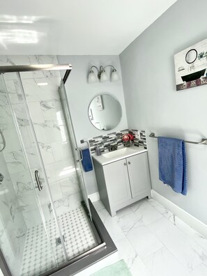 Dusche, Haartrockner, Bidet, Handtücher