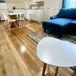 Smart TV, table football, ping pong - Cheerful 3-BR 2-full BR home close to Downtown (Worcester)