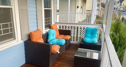 Cheerful 3-BR 2-full BR home close to Downtown