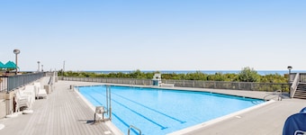 Sea Colony townhome with large deck, fast WiFi & central AC - fully renovated