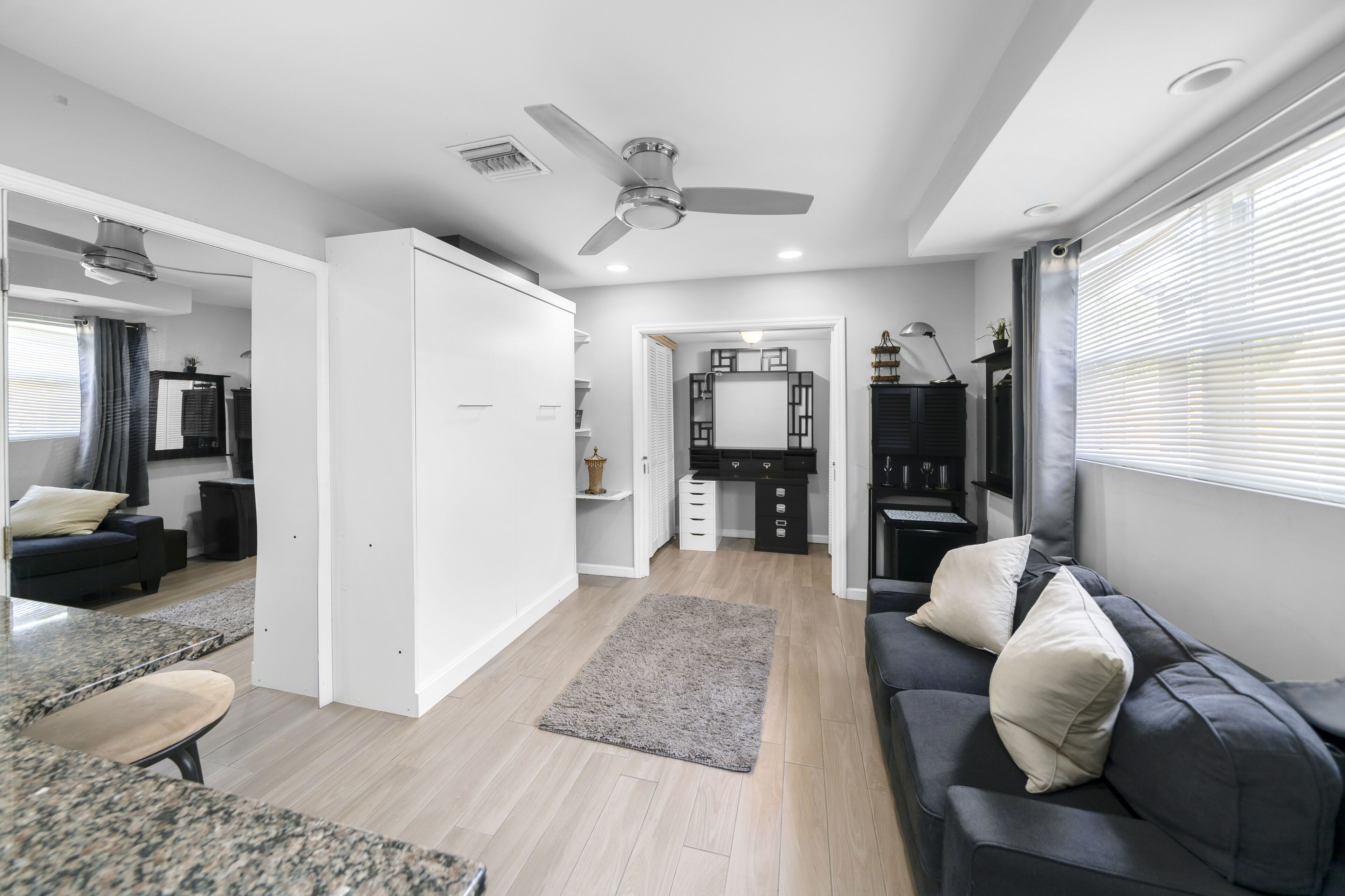 Private-Charming 1 Bed with Patio~2.5 miles to Beach 🌴