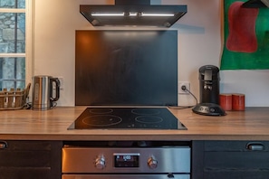 冷蔵庫、電子レンジ、オーブン、コンロ