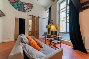 TV connectée, livres, espaces bureaux