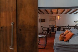 Een smart-tv, boeken en een kantoor