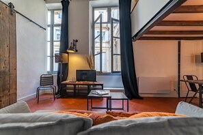TV connectée, livres, espaces bureaux