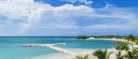 Plage, chaises longues