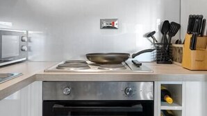 Coffee/tea maker, fridge, microwave, oven - Spacious & trendy studio apartment in Maidstone (Maidstone)