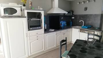 JÀÀkaappi, mikroaaltouuni, uuni, liesi