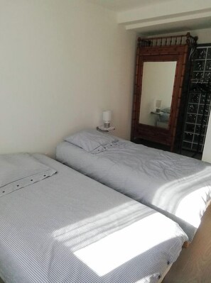 2 chambres, fer et planche à repasser, draps fournis