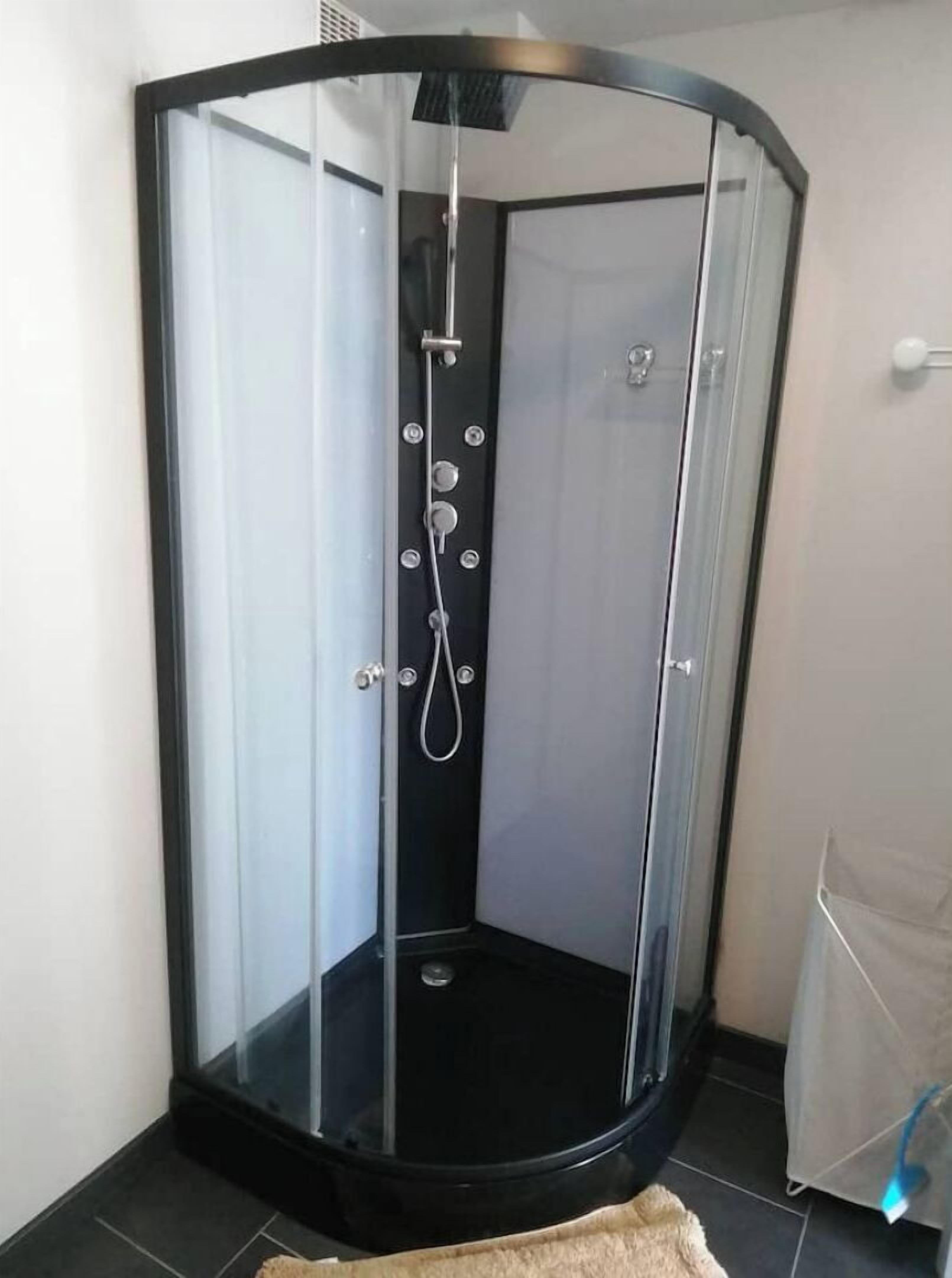 Douche, serviettes fournies, savon, papier toilette