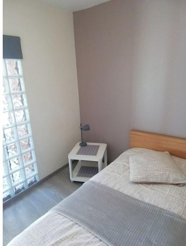 2 bedrooms, iron/ironing board, bed sheets