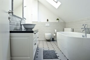 Bathtub, hair dryer, towels, soap - ANiMA Zagreb Luxury Apartment (Zagreb)