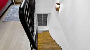 Un escalier avec des marches en bois menant à un palier.