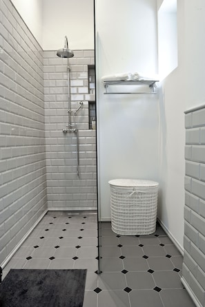 Baignoire, sèche-cheveux, serviettes fournies, savon