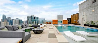 Brand-new Rainey St. corner condo with lake-view balcony - gym & rooftop pool