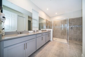 Combined shower/tub, hair dryer, towels