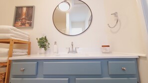 Dusj, hårføner, håndklær og såpe