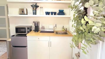 Refrigerador, microondas, cafetera y tetera y tostadora