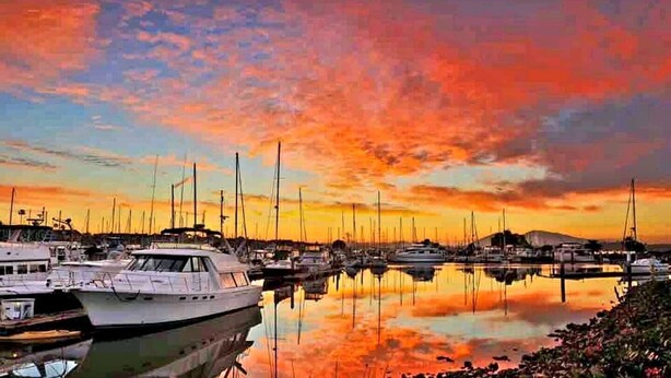 A marina with boats docked at calm waters during sunset. - Newly Remodeled Studio in between SF and Napa! (Benicia)