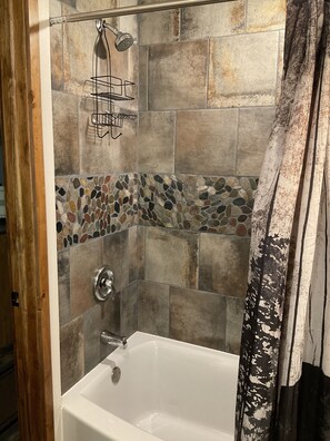 Suihkun ja ammeen yhdistelmä, hiustenkuivaaja, pyyhkeet, saippua