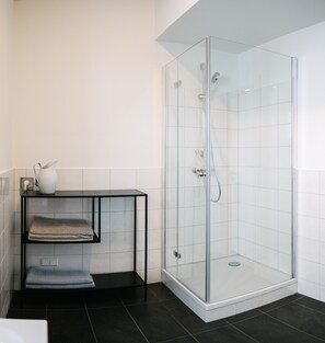 Bathtub, hair dryer, towels, toilet paper - Boutique apartments "Am Marktplatz/ Gerlitze" in a renovated country house (Treffen am Ossiacher See)