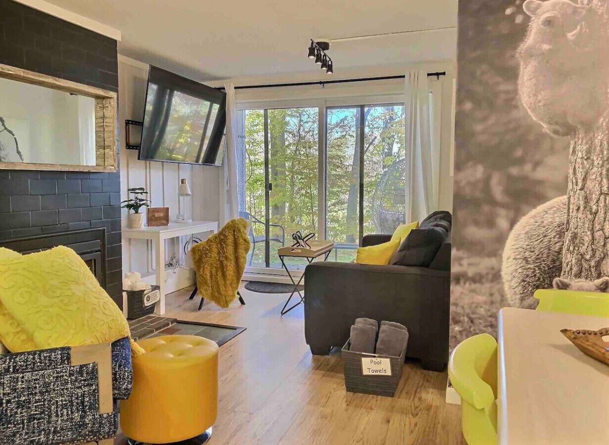 Smart TV, chimenea y oficina 