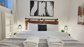 1 habitación, escritorio, tabla de planchar con plancha y cuna de viaje