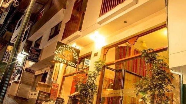 A restaurant with outdoor seating, a staircase leading to the entrance, and potted plants near the windows. - Sol de los Andes Machupicchu (Machu Picchu)