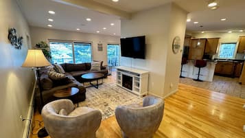 智能电视、壁炉、桌上足球、乒乓球