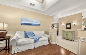 Living area - Spacious Villa in IMG (Bradenton)
