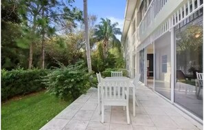 Outdoor dining - Spacious Villa in IMG (Bradenton)