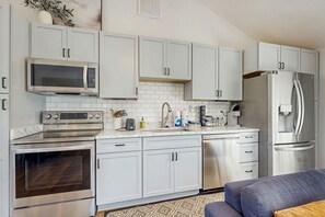 Kjøleskap, mikrobølgeovn, ovn og kokeplater