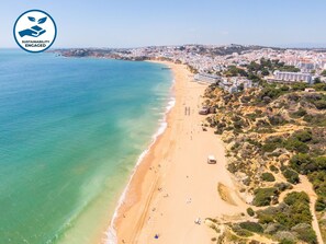 Una spiaggia nelle vicinanze