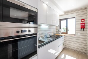 Frigorifero, microonde, forno, piano cottura