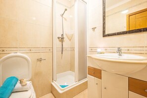 Badewanne, Haartrockner, Handtücher