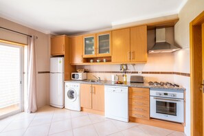 Een koelkast, een magnetron, een oven, een kookplaat