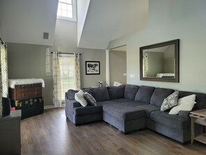 Smart TV, fireplace - Large Private Home close to Bourbon Trail!/POOL/Free Firewood/Parks/Close to I65 (Shepherdsville)