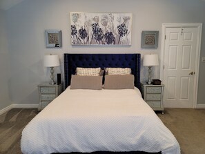 5 sovrum, skrivbord, strykjärn/strykbräda och resesäng