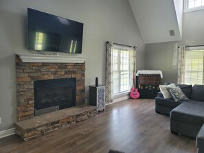Smart TV, fireplace - Large Private Home close to Bourbon Trail!/POOL/Free Firewood/Parks/Close to I65 (Shepherdsville)