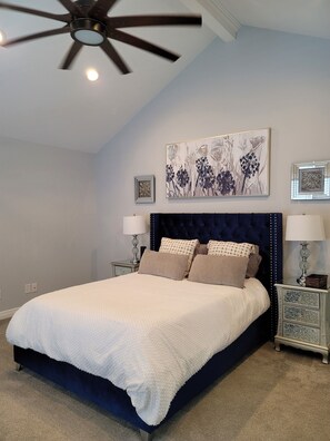 5 Schlafzimmer, Schreibtisch, Bügeleisen/Bügelbrett, Reisekinderbett