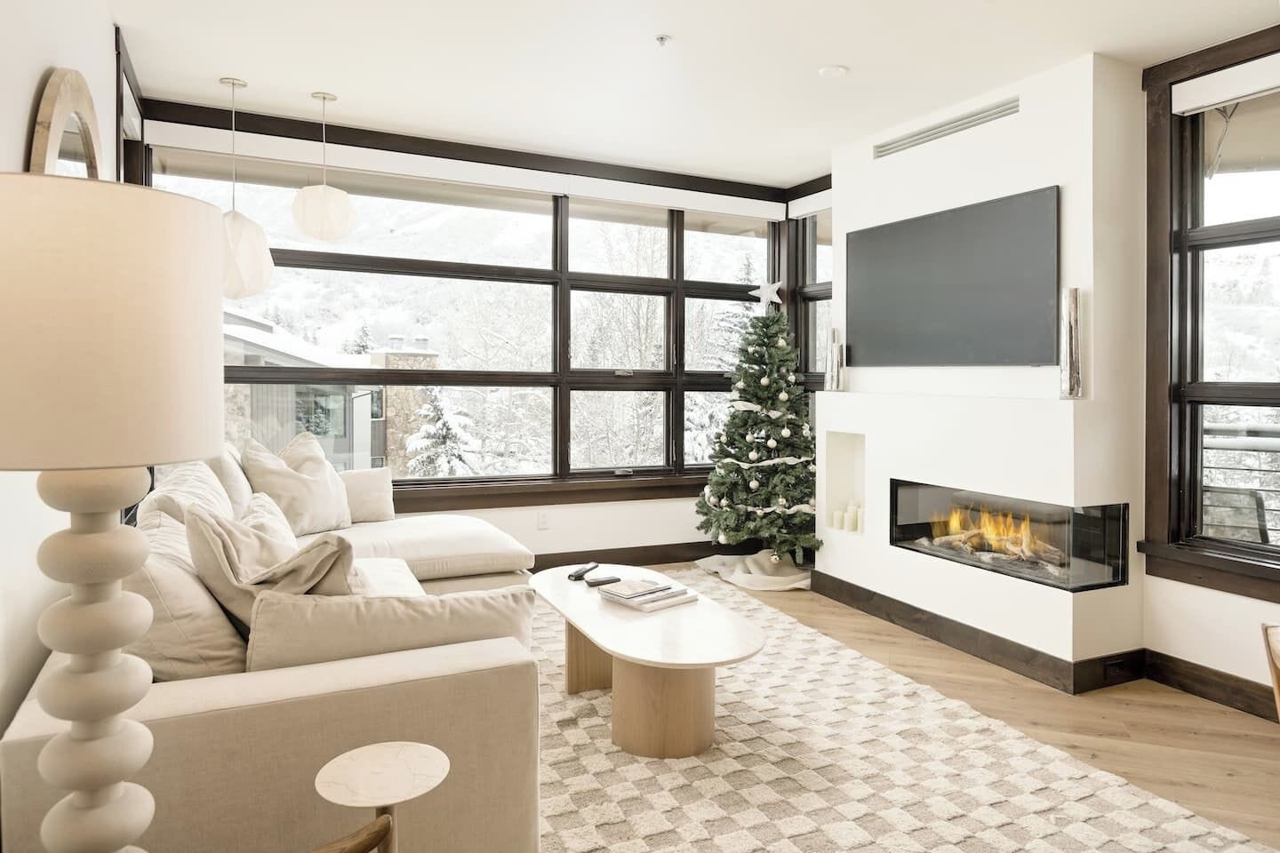 Smart TV, fireplace