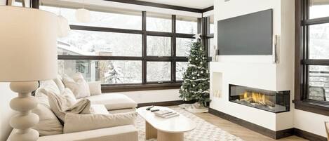 Smart TV, fireplace
