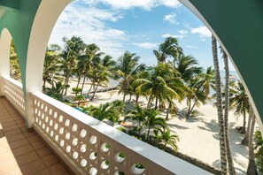 Property grounds - 10% OFF ON STAYS OF 7 NIGHTS OR MORE ! AMAZING BEACHFRONT PROPERTY.. (San Pedro)