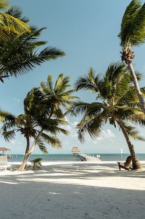 Na praia, espreguiçadeiras, toalhas de praia