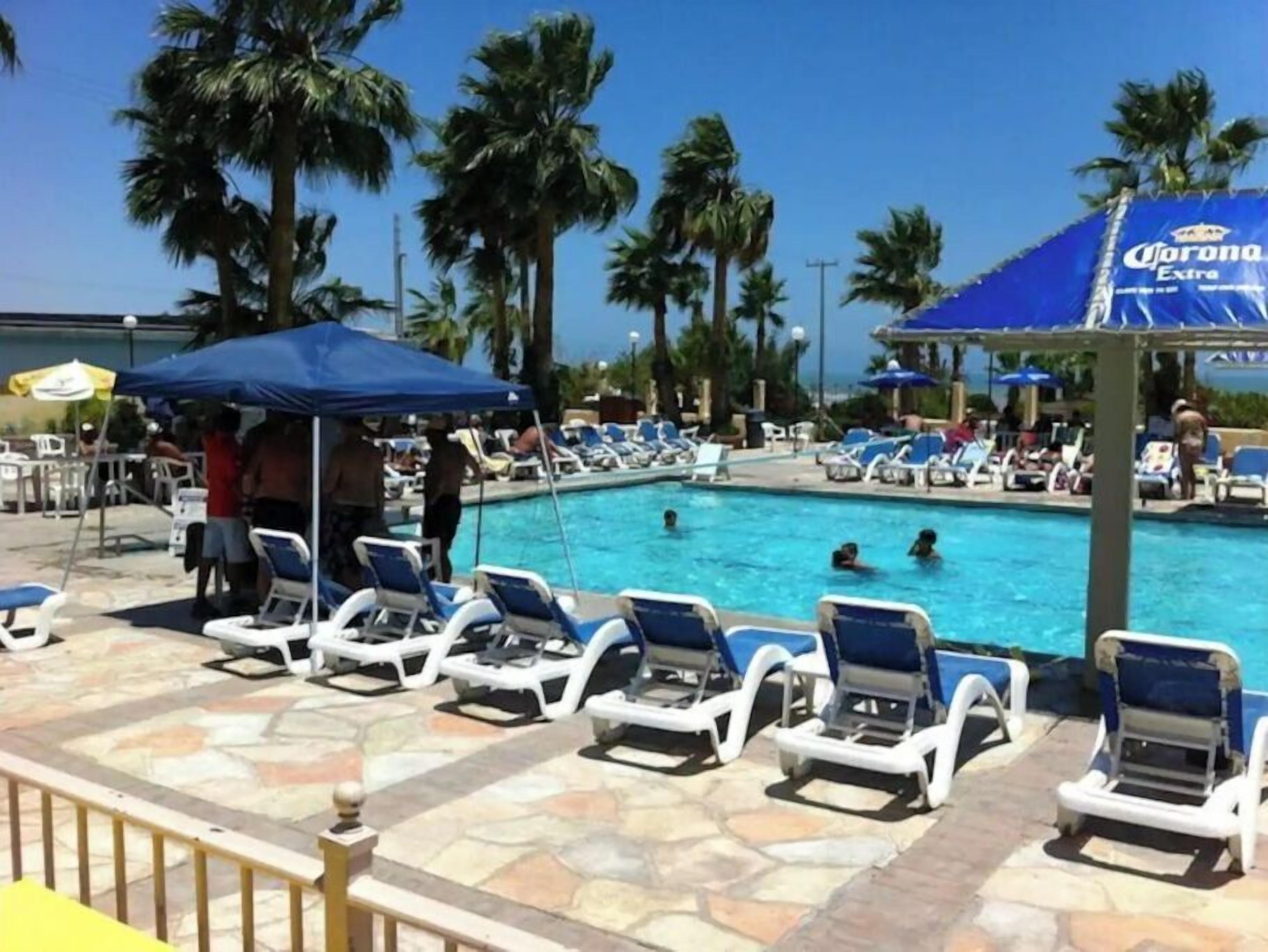 Large pool at La Ventana del Mar