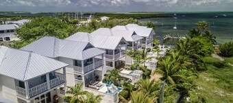 NEW Home w/2 Pools,King beds~Dock~Kayaks~EV chrgr