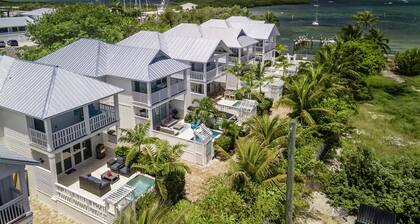 NEW Home w/2 Pools,King beds~Dock~Kayaks~EV chrgr