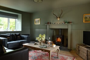 Smart TV - Victorian village house in large Garden (Perth)